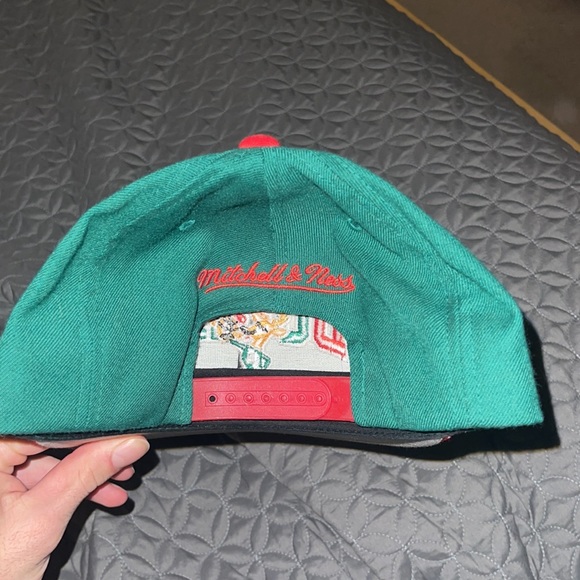 Milwaukee Bucks 🦌 SnapBack Hat - Picture 2 of 3